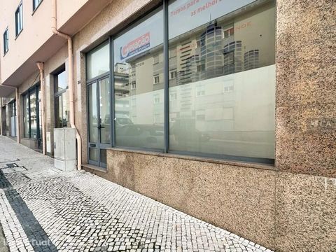 Loja com um total de 689m2 de área bruta de construção, situada no centro da cidade de São João da Madeira. Trata-se de um espaço composto por 2 piso, rés-do-chão e piso -1. O piso do rés-do-chão é composto por espaço amplo e instalação sanitária, co...