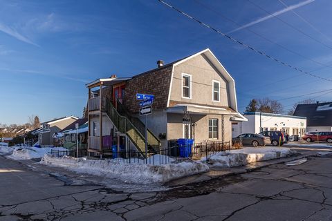 INVESTOR - 4 plex located in a highly sought-after neighborhood of Lac des Fées, close to all services, highway and 5 minutes from the magnificent Gatineau Park./n/rThis property is an ideal investment with the potential to increase income once renov...