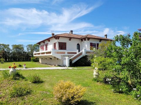 Large 1950's architect-designed house offering approximately 150 m² of living space situated in a quiet area not far from Bruch Lot et Garonne. The house is built on a total basement, partly converted (but not heated), and comprises a beautiful entra...