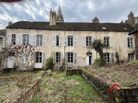 If you are looking for an exceptional property, Agence IDLR Bourbonne les Bains offers you this house to renovate. Located in the historic center of Bourbonne les Bains, this mansion, 240 m2 of living space, needs to be completely renovated. A park w...