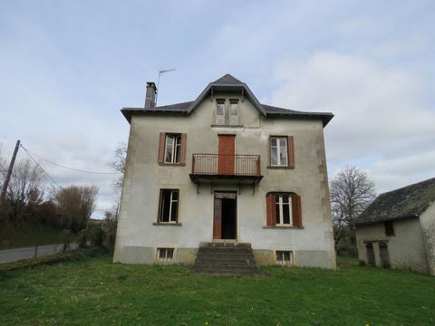 This spacious charming house at the edge of a little village on the countryside of the Dordogne offers you the opportunity to create your dream home according to your tastes and needs. The roof and walls are in good condition. The interior needs refr...