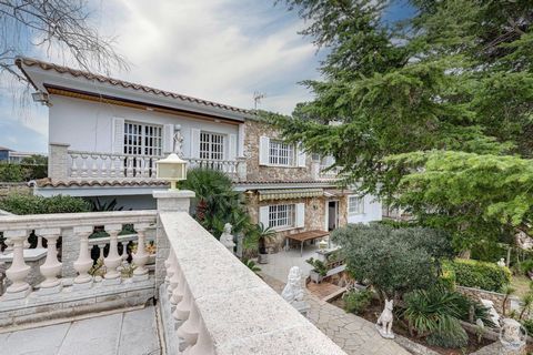 We present this exceptional residence located in Cala Canyelles, Lloret de Mar. Built in 1983, this property is distributed over two floors, occupying an area of land of approximately 1,579 m², with a constructed area of around 430 m² and a utility o...