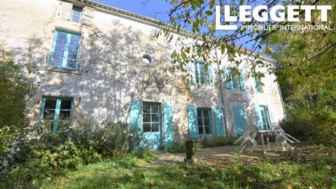 A21950EMU17 - Située dans un village proche de Surgères, sur la commune de Marsais, cette maison offre une multitude de possibilités dans un cadre de vie agréable, calme et verdoyant. L'ensemble de la maison a été rénové avec des matériaux écologique...