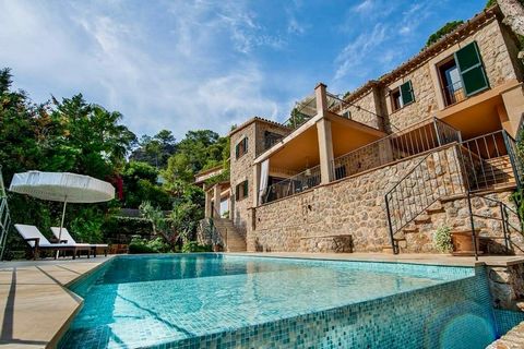 Deze prachtige luxe villa, gelegen in de prachtige omgeving van Cala Deià, betovert met zijn panoramische uitzicht op zee en de bergen. Deze unieke woning ligt op een steenworp afstand van het strand en beschikt over een eigen oprijlaan die van de vi...