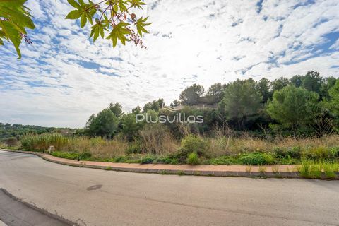 Plot of 1353m2 and 1351m2 in a luxury urbanisation in la Fustera. Benissa is a corner of the Mediterranean where you can lose yourself between the green of its mountains and the blue of the sea. Its population is characterised for being a place with ...