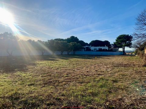Exclusivity: In the town of St Jean de Védas, quiet on the edge of a protected wooded area and near the city center, come and discover this building plot with a total area of 1,266m2. Sold serviced: water, electricity, sewer, telecom. Free builder. N...