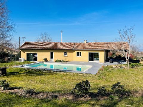 In a green setting, single-storey house developing more than 130m2 of living space. It has a large bright living room overlooking a south-facing terrace with swimming pool, and a covered terrace. The house offers a double living room equipped with a ...