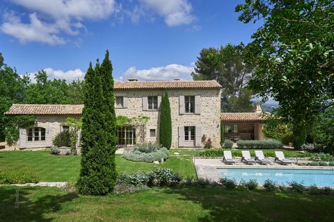 In the prestigious private domain of Terre Blanche of 266 hectares with two 18-hole golf courses, spa, hotel and restaurants, discover this luxurious stone property of approximately 256 m2 in excellent condition, with Provencal charm. The stunning st...