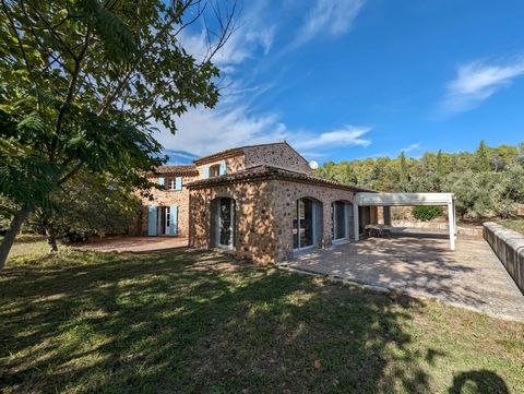 Superb stone property for sale in the town of Les Arcs with an olive grove, many trees and even a pond all on 9ha of almost flat land! This bastide of 311 m2 will inevitably seduce you by its authentic style and its beautiful benefits, arched doorway...