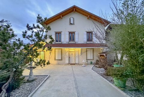 In the commune of Neydens, close to Geneva, detached house on 1200m2 of land with uninterrupted views. Accommodation, well presented offers on the ground floor: entrance hall leading through into the heart of the home the separate kitchen giving acce...
