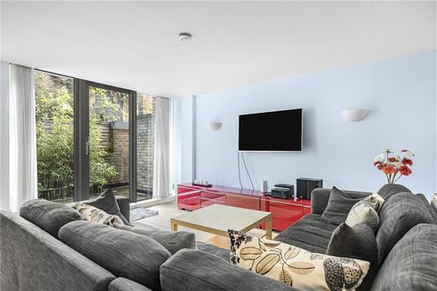 A garden flat set on the ground floor with its own private entrance, offering circa 800 sq ft of living space is this well laid out two double bedroom maisonette. The flat benefits from floor to ceiling patio doors to the living area affording an abu...