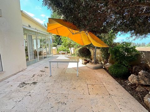 Exklusiv: Atemberaubendes Einfamilienhaus in West Ramat Hasharon, Kiryat Yearim.Eingebettet in der Nähe der Felder, bietet dieses wunderschön renovierte Haus: Geräumiges Wohnzimmer, Gourmetküche und Gästebad Riesige überdachte Terrasse, perfekt für M...