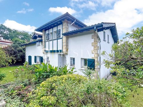 Casa familiare con vista panoramica sulla Rhune e sulle Tre Corone. Immersa nel cuore di un ambiente eccezionale tra mare e montagna, questa casa indipendente di 200 m² ad Arbonne, a soli 15 minuti da Biarritz, offre una vera oasi di pace. Progettata...