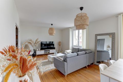 MYclermont vous propose à la vente, en exclusivité, ce très bel appartement T4 de 92 m2, rénové dans petite résidence avec jardin, proche du parc Montjuzet à 10 min à pied du centre-ville. Situé au 3ème étage sur 4 sans ascenseur, Il est composé de 3...