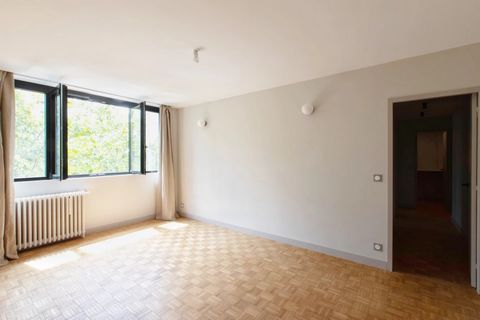 Entre la Place Denfert Rochereau y la Butte aux Cailles, en el 3er piso de una reciente residencia con ascensor, Groupe VANEAU ofrece un apartamento de 3 habitaciones de 66,96 m2 Loi Carrez totalmente renovado. Con una distribución optimizada, consta...