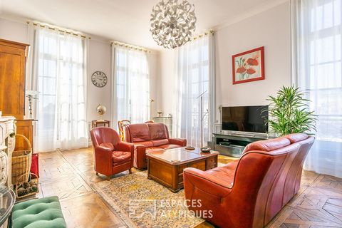 Aanvulling fotobestand op aanvraag. Woonkamer badend in het licht van 45 m2 met klein balkon met uitzicht op groen voor dit karaktervolle appartement in het hart van een van de historische en emblematische wijken van Nantes. : lijstwerk en open haard...