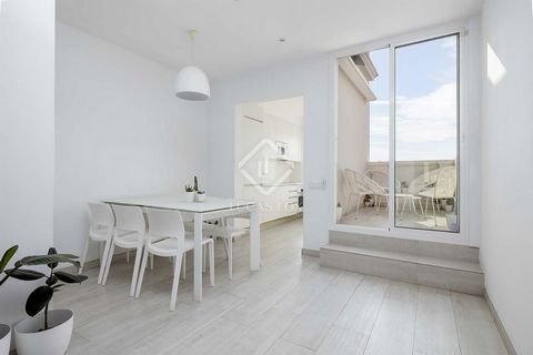 We find this sunny furnished penthouse in the Sagrada Familia neighbourhood, an excellent location in the Eixample Right, very well connected to the centre of Barcelona. The property consists of an entrance hall, a living room with a dining area with...