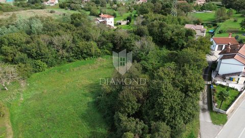 Location: Istarska županija, Kršan, Kršan. A building plot of 1303 m² in an attractive location in Kršan is for sale. All necessary water and electricity infrastructure is located in the immediate vicinity, which facilitates quick and easy connection...