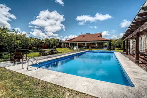 CHALET CON PISCINA EN EL XALO Situado en el Monte Xalo, en el límite entre Culleredo, Carral y Cerceda y a 30 km del centro de La Coruña, es una de las zonas verdes con más opciones de ocio de montaña de la comarca, ya que existen varias rutas para p...