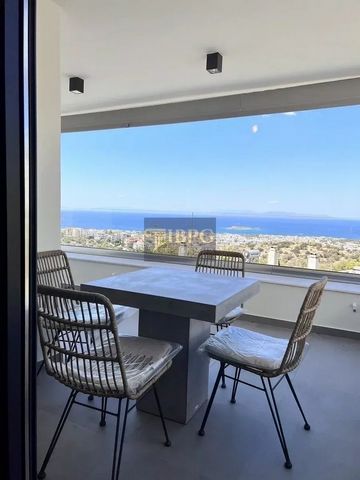 Description du bien : Cette maisonnette de 145 m² entièrement rénovée se situe dans le quartier prisé de Panorama, Voula, offrant des vues époustouflantes sur la mer, les montagnes et le coucher de soleil. Érigée sur un terrain de 800 m², cette propr...