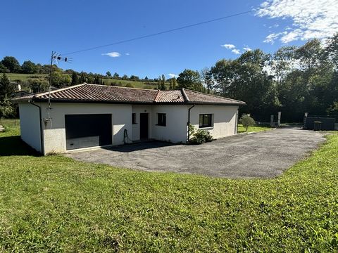 Venez découvrir dans un endroit calme de Laroque d'Olmes, cette maison individuelle de 2018, d'une surface habitable de 135 m² environ sur un terrain clôturé de 1100 m². La maison est composée d'un grand séjour de 62 m², de 2 chambres, d'une salle d'...