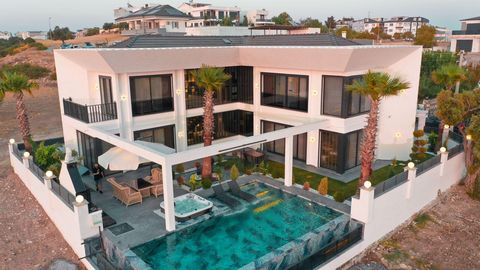 Nieuw afgewerkte luxe vrijstaande woning in Didim Altinkum resort. De villa is gebouwd op een perceel van 500 m² en met een groot zwembad en een autogarage in de tuin. De woning is modern en luxueus ontworpen in het resortgebied. Deze luxe lifestyle ...