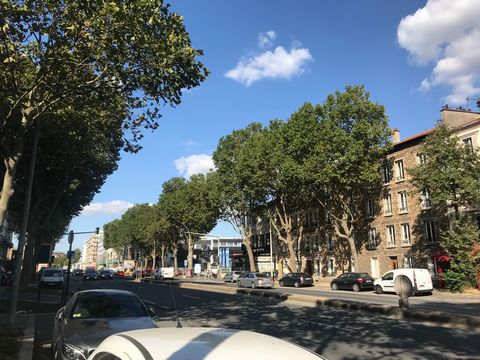 Situé au centre du futur projet « La Défense bis », il est entouré par la rue de la Gare de style villageois, la route principale, et les principaux immeubles de bureaux en construction autour. Pas de travaux immédiats car déjà construit. Le supermar...