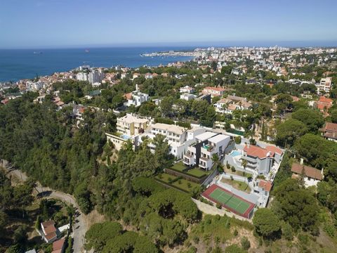 This luxurious villa, in the final phase of construction, with a Lighting Design project by Teresa Pinto Coelho. It stands out in its architecture, for the modern lines, high quality materials and for its large rooms, framed in an exterior, with brea...