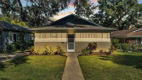 Ein oder mehrere Fotos wurden virtuell in Szene gesetzt. Willkommen in diesem historischen Juwel, das perfekt in der Nähe der Innenstadt von Lakeland, Florida, liegt. Dieses wunderschöne, gepflegte Haus mit vier Schlafzimmern und zwei Bädern verbinde...