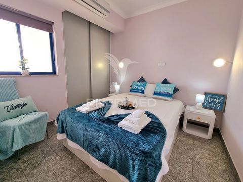 Quelle belle opportunité ! Cet appartement de 1+1 chambre à Praia da Rocha est tout simplement charmant. Construit en 1994, le Clube Praia da Rocha Condominium se trouve à seulement 500 mètres de la célèbre Praia da Rocha et dispose de plusieurs park...