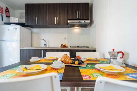 ¡Un oasis en plena naturaleza exuberante y con playa privada! El Jesolo Mare Family Village ofrece las condiciones para unas vacaciones perfectas. La playa de suave pendiente es ideal para que los niños naden o construyan castillos de arena. Los padr...