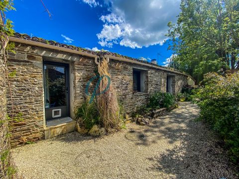 FILUMENA vous propose cette charmante maison de plain pied en pierre. Elle comprend une pièce de vie avec poêle à bois, une cuisine aménagée et équipée, deux chambres, un espace bureau et une salle d'eau avec douche et WC. La maison dispose d'un stud...