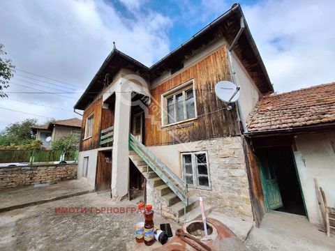 Imoti Tarnovgrad le ofrece una casa de dos plantas con garaje en el pueblo de Obedinenie. La propiedad ofrecida se encuentra cerca de la parte central del pueblo. La casa es de dos plantas, distribuidas de la siguiente manera: Primera planta - tres a...