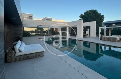 VILLA DE LUJO MODERNA CON PISCINA INFINITY , GIMANSIO,PADEL ,SALA DE CINE MUY EFICIENTE Haus von 941 m2 mit Terrasse Im Großraum von Bonanza, Boadilla del Monte. Die Immobilie hat 7 Zimmer, 6 Bäder, Pool, Fitnessstudio, 4 Parkplätze, Klimaanlage, Ein...