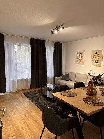 Suchen Sie eine gemütliche Wohnung, die bereits voll ausgestattet ist? Dann ist diese stilvoll eingerichtete 3-Zimmer-Wohnung perfekt für Sie! • Top Lage: Zentral, Einkaufsmöglichkeiten und öffentlicher Nahverkehr in der Nähe. Die nächstgrößere Stadt...