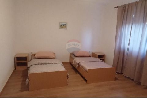 Location: Zadarska županija, Škabrnje, Škabrnja. NEU IM ANGEBOT – Möblierte Etage zur Miete an Arbeiter. Das Haus besteht aus einem Erdgeschoss und einer Wohnung im ersten Stock. Im Erdgeschoss befindet sich eine Wohnung mit zwei Schlafzimmern, einer...