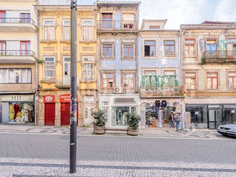 Prédio para reabilitação com 376 m2 de área bruta de construção, em plena Rua de Santa Catarina, na baixa do Porto. Inserido em lote de terreno com 111 m2, é composto por 7 pisos, sendo 2 destinados a restauração e 5 destinados a habitação ou hotelar...