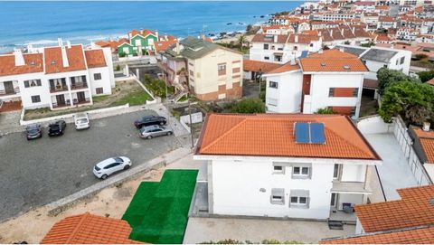 Desfrute do melhor dos dois mundos com esta elegante moradia situada entre a serenidade da praia e o verde exuberante do Pinhal de Leiria. Esta propriedade única combina design contemporâneo com conforto, oferecendo um espaço perfeito para viver ou p...