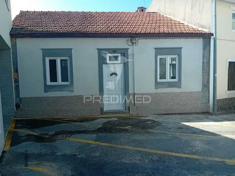 Moradia térrea com 3 quartos situada numa zona apelativa, junto dos vários serviços. Moradia totalmente renovada, com cozinha equipada. Marque já a sua visita! Predimed PORTUGAL Mediação Imobiliária Lda.Avenida Brasil 43, 12º Andar, 1700-062 LisboaLi...