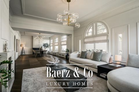 Dit prachtig gerenoveerde, ruime en luxueuze parterre appartement van circa 277 m² is gelegen in het zeer geliefde Amsterdam Zuid. Deze gelijkvloerse woning biedt maar liefst vijf royale slaapkamers, drie stijlvolle badkamers en een zonnige tuin op h...