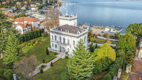 In Lesa, een prestigieuze villa in Liberty te koop. Deze belangrijke en adellijke residentie, gebouwd in 1900, ligt in het centrum van Lesa, aan de oever van het meer, tegenover de Piemontese oever van het Lago Maggiore. De villa is perfect gerestaur...