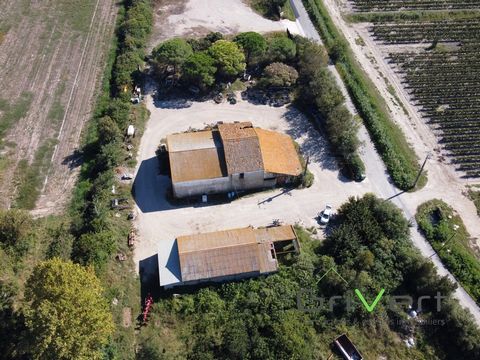 Die Agentur Grivert bietet Ihnen diese schöne Immobilie zur Renovierung in Saintes Maries de la Mer am Ufer der Rhône an. Auf einem Grundstück von 5.302 m2 bietet dieses Anwesen eine außergewöhnliche natürliche Umgebung in der Camargue mit großem Pot...