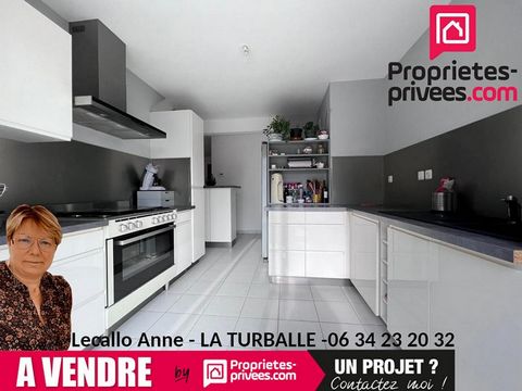 Anne Lecallo propose à La Turballe- A 4 km du centre-ville et des plages Agréable maison d'habitation d'environ 143 m² environ, comprenant : un séjour/salon donnant sur une cuisine aménagée et équipée de 54.50 m², une buanderie, un dégagement, deux c...