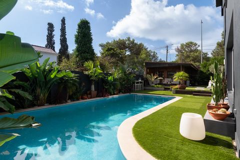 Fantastic 5+2 bedroom villa, fully renovated a year ago, with excellent finishes and solar orientation. Set on a 778m² plot and with a gross construction area of 314m², the villa is distributed as follows: Ground Floor: - Entrance hall - Guest bathro...