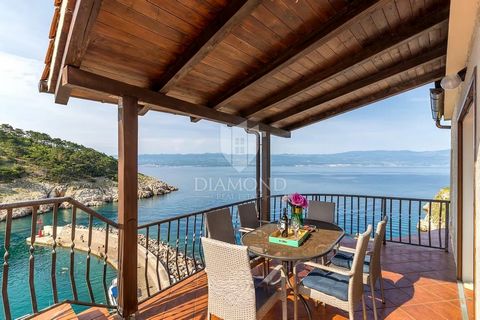 Location: Primorsko-goranska županija, Vrbnik, Vrbnik. Krk, Unique House by the Sea We present a unique house on the island of Krk, with a surface area of 100 square meters, situated right on the seafront. This one-of-a-kind property, merged with the...