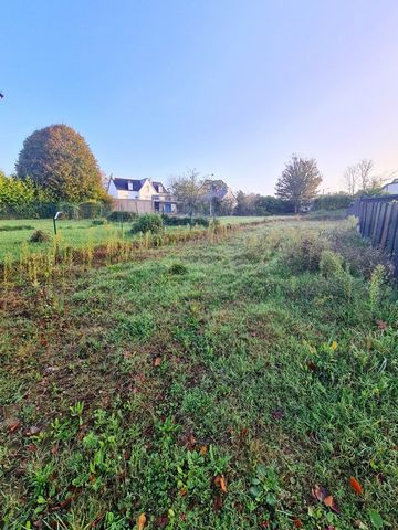 Secteur CROZON, idéalement situé à proximité des commerces, école et plages! A moins d'un kilomètre de la plage de MORGAT et à 600m de la plage du PORZIC! Venez découvrir ce terrain de 360m². Un permis de construire a été déposé pour un module en boi...