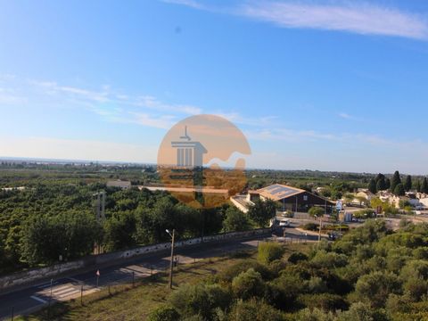 Dachgeschoss 3-Schlafzimmer-Wohnung mit großen Flächen, in einer Anlage mit modernen Linien und Meerblick nur wenige Minuten vom Stadtzentrum entfernt. Bestehend aus einer voll ausgestatteten Küche, Wohnzimmer mit Blick auf das Meer und die Berge, 3 ...