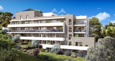 In Antibes, im Herzen eines privilegierten Landschaftsparks, befindet sich ein wunderschönes Villenapartment von ca. 95,1 m2 mit mehr als 128 m2 privaten Außenbereichen. Sie besteht aus einer Eingangshalle, einem Wohnzimmer mit Einbauküche und drei S...