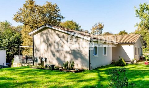 Exclusivité CABINET BEDIN - SADIRAC. A trois minutes du centre de Créon, vous découvrirez cette charmante maison contemporaine de plain pied située sur une très jolie parcelle arborée et sans vis-à-vis d'environ 2000m². Ce bien vous offre une entrée,...