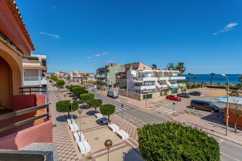 Occasion unique d’acquérir une maison de ville avec cet emplacement, vue directe sur la mer depuis toutes ses pièces salon / salle à manger, chambres et débarras avec grande terrasse et excellentes vues sur la plage, la maison de 147 mètres est répar...